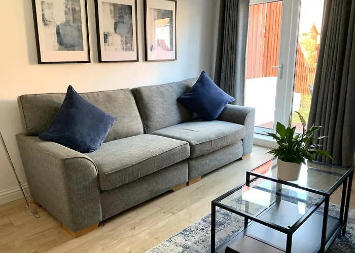 3 Bedroom - 2 Bathroom Townhouse In Corstorphine Near Murrayfield Stadium - Direct Bus To Edinburgh City Centre In 20 Minutes - Two Private Parking Spaces - Private Sunny Garden - Recently Refurbished