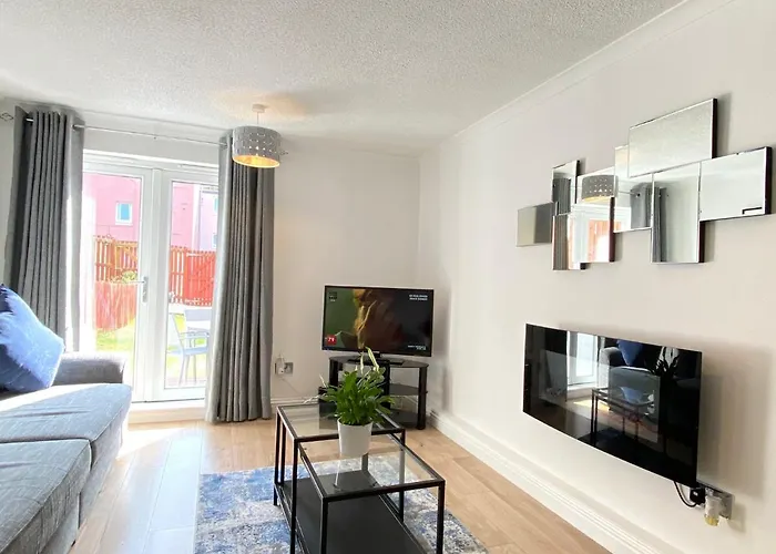 3 Bedroom - 2 Bathroom Townhouse In Corstorphine Near Murrayfield Stadium - Direct Bus To Edinburgh City Centre In 20 Minutes - Two Private Parking Spaces - Private Sunny Garden - Recently Refurbished