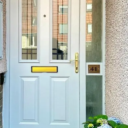 3 Bedroom - 2 Bathroom Townhouse In Corstorphine Near Murrayfield Stadium - Direct Bus To Edinburgh City Centre In 20 Minutes - Two Private Parking Spaces - Private Sunny Garden - Recently Refurbished Buitenkant foto