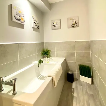 Corstorphine Townhouse: Spacious Stay Near Murrayfield with Garden Edinburgh Exterior photo
