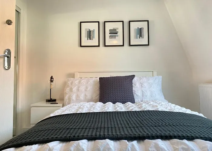 3 Bedroom - 2 Bathroom Townhouse In Corstorphine Near Murrayfield Stadium - Direct Bus To Edinburgh City Centre In 20 Minutes - Two Private Parking Spaces - Private Sunny Garden - Recently Refurbished