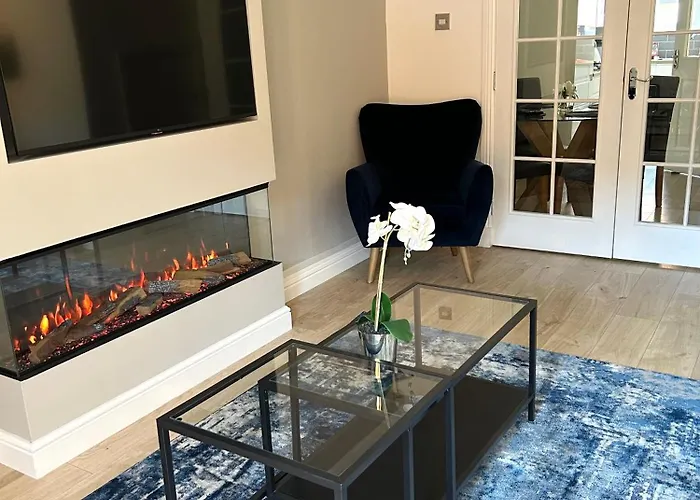 3 Bedroom - 2 Bathroom Townhouse In Corstorphine Near Murrayfield Stadium - Direct Bus To Edinburgh City Centre In 20 Minutes - Two Private Parking Spaces - Private Sunny Garden - Recently Refurbished