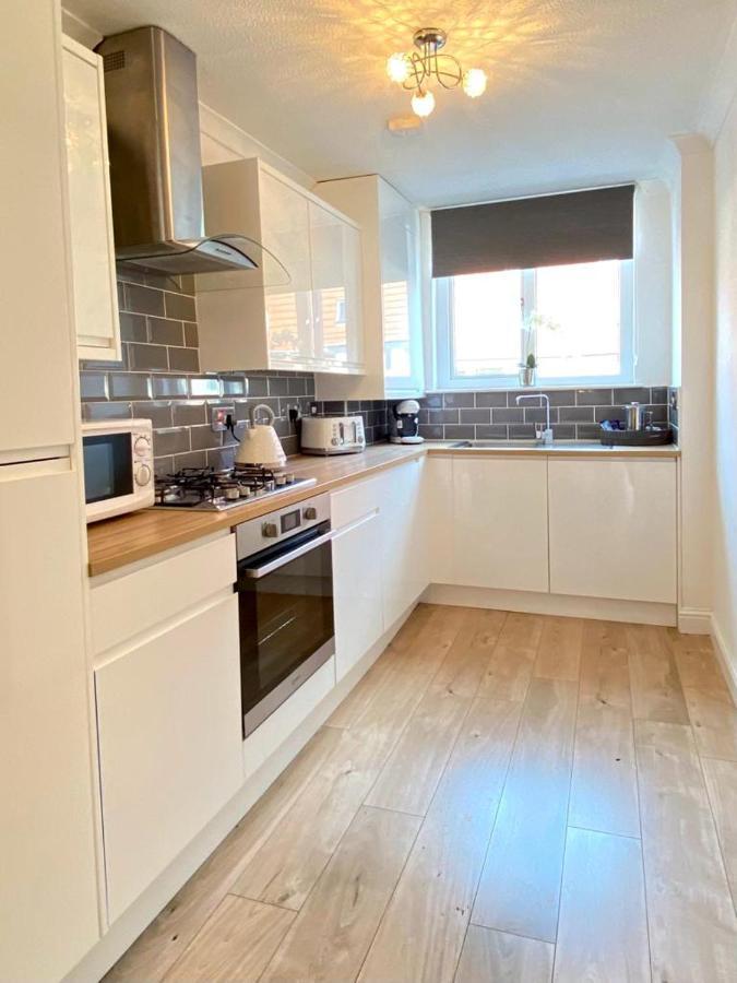 3 Bedroom - 2 Bathroom Townhouse In Corstorphine Near Murrayfield Stadium - Direct Bus To Centre In 20 Minutes - Two Private Parking Spaces - Private Sunny Garden - Recently Refurbished Edimburgo