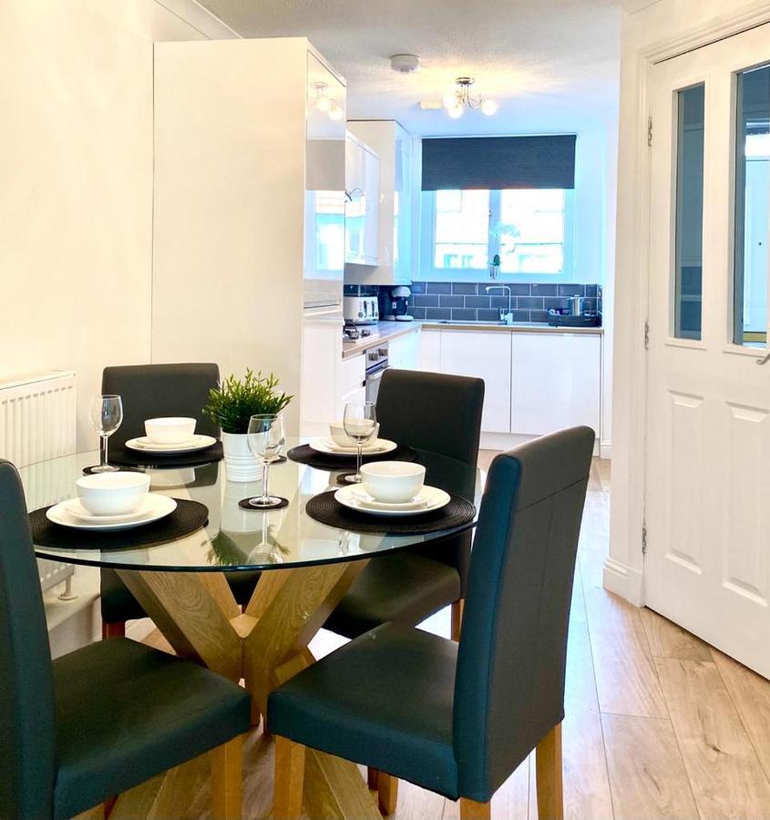 3 Bedroom - 2 Bathroom Townhouse In Corstorphine Near Murrayfield Stadium - Direct Bus To Centre In 20 Minutes - Two Private Parking Spaces - Private Sunny Garden - Recently Refurbished Casa vacanze