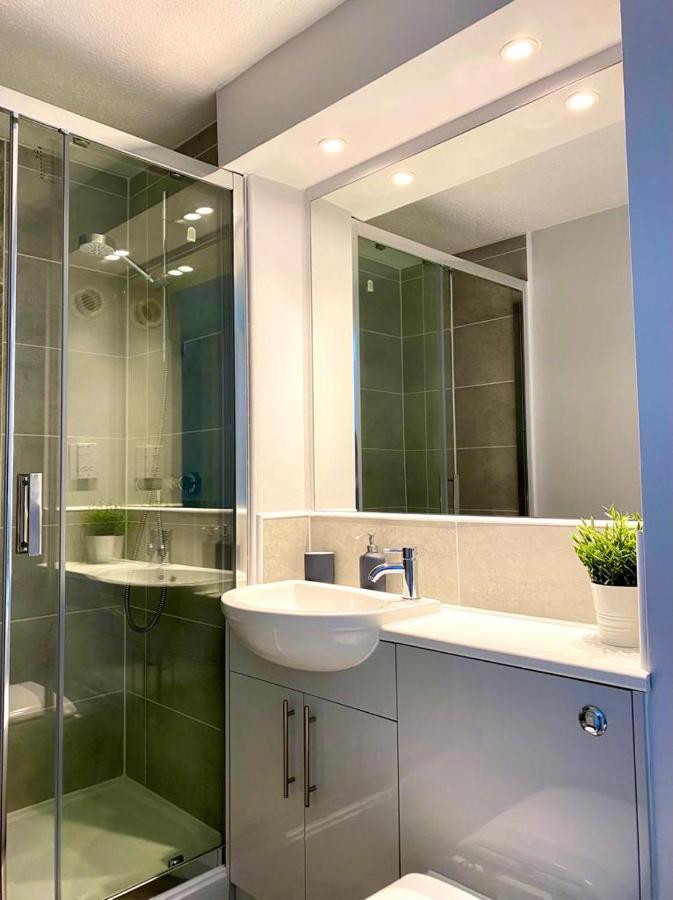 3 Bedroom - 2 Bathroom Townhouse In Corstorphine Near Murrayfield Stadium - Direct Bus To Centre In 20 Minutes - Two Private Parking Spaces - Private Sunny Garden - Recently Refurbished Edimburgo