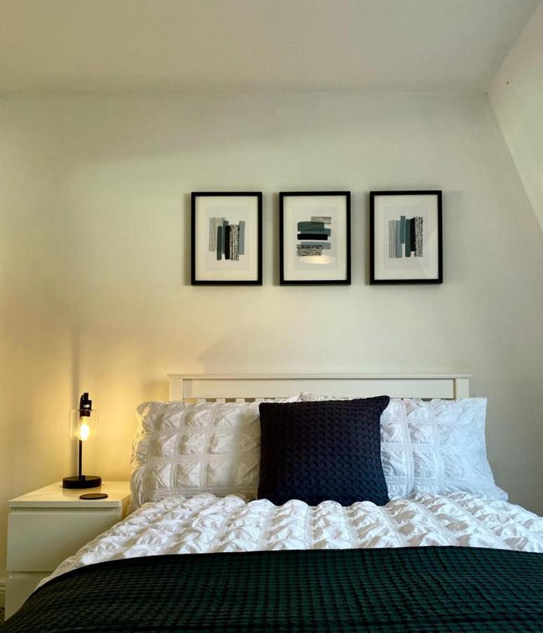 3 Bedroom - 2 Bathroom Townhouse In Corstorphine Near Murrayfield Stadium - Direct Bus To Centre In 20 Minutes - Two Private Parking Spaces - Private Sunny Garden - Recently Refurbished Casa vacanze *