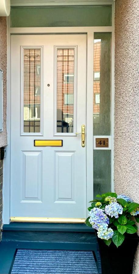 3 Bedroom - 2 Bathroom Townhouse In Corstorphine Near Murrayfield Stadium - Direct Bus To Centre In 20 Minutes - Two Private Parking Spaces - Private Sunny Garden - Recently Refurbished Casa vacanze Edimburgo