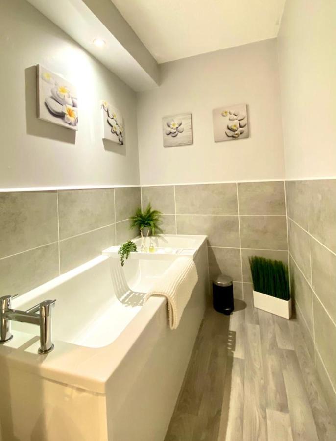 Casa vacanze 3 Bedroom - 2 Bathroom Townhouse In Corstorphine Near Murrayfield Stadium - Direct Bus To Centre In 20 Minutes - Two Private Parking Spaces - Private Sunny Garden - Recently Refurbished *