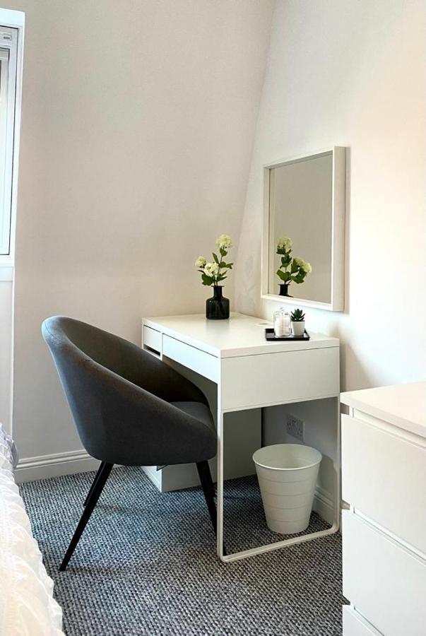 3 Bedroom - 2 Bathroom Townhouse In Corstorphine Near Murrayfield Stadium - Direct Bus To Centre In 20 Minutes - Two Private Parking Spaces - Private Sunny Garden - Recently Refurbished * Edimburgo