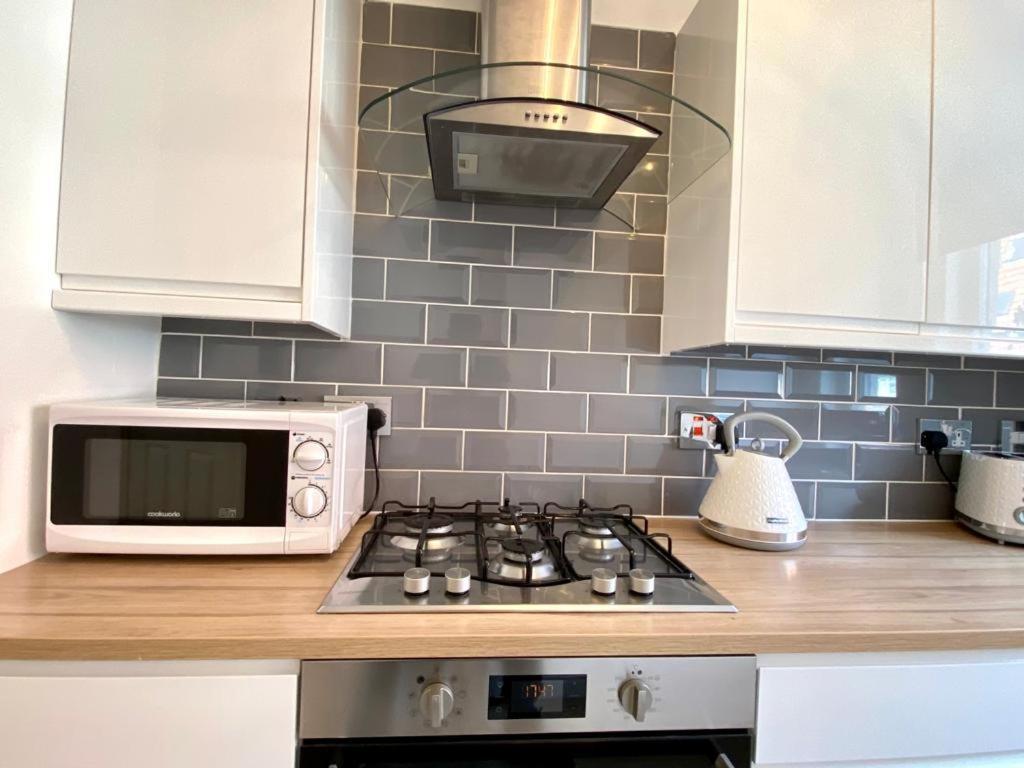 3 Bedroom - 2 Bathroom Townhouse In Corstorphine Near Murrayfield Stadium - Direct Bus To Centre In 20 Minutes - Two Private Parking Spaces - Private Sunny Garden - Recently Refurbished Edimburgo